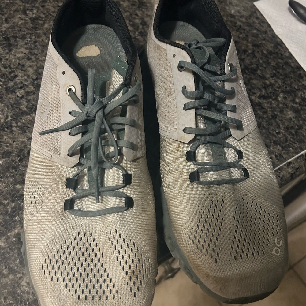 ON CLOUD men running shoes.